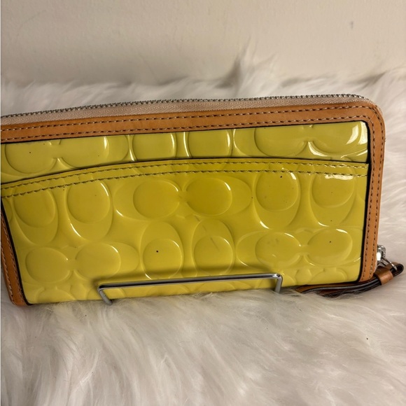 Coach Yellow Peyton Patent Leather Embossed Logo Zip Wallet - Picture 2 of 9